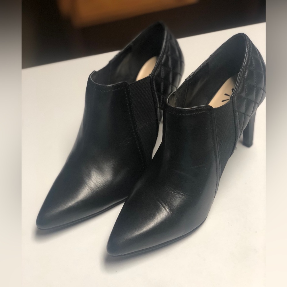 Isaac Mizrahi Live Size 7WBLACK Pointed-Toe Leather Ankle Boots WQuilting Detail